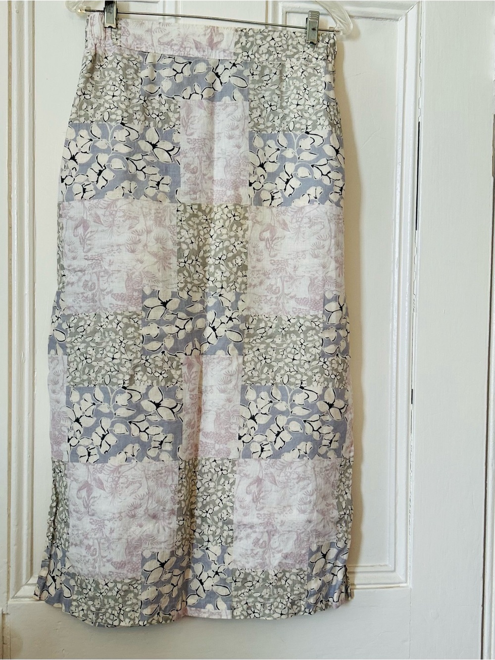 Nicole Miller 100% Linen Sage Lilac Floral Design. Size Small EUC